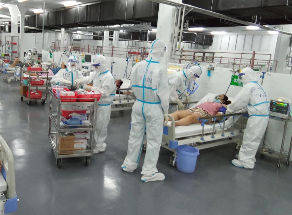 Các y, bác sĩ đang điều trị bệnh nhân tại Trung tâm Hồi sức tích cực Covid-19 Trung ương Huế tại TP Hồ Chí Minh.