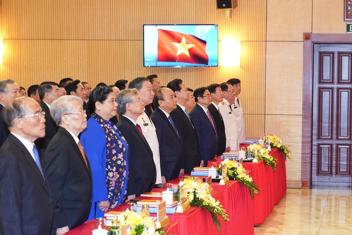 Các đại biểu thực hiện nghi thức chào cờ tại phiên khai mạc Đại hội đại biểu Đảng bộ Công an Trung ương. Ảnh: VGP.