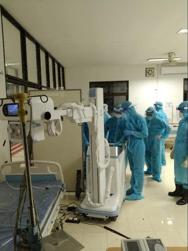 Các chuyên gia y tế Việt Nam cấp cứu ca bệnh Covid-19 tại Bệnh viện Phonthong. Ảnh: Đoàn công tác của Bộ Y tế từ Lào gửi về.