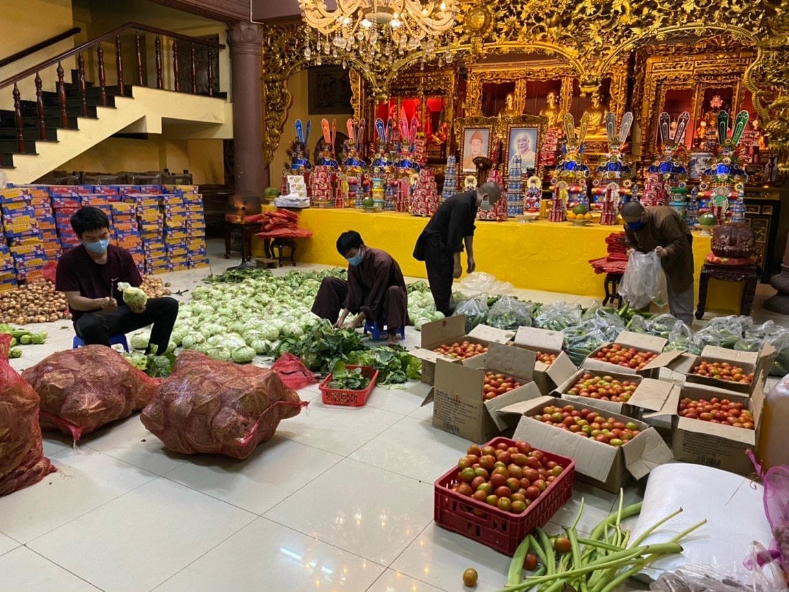 Lựa chọn rau củ quả trước khi chế biến.