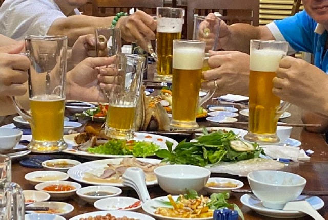 Lạm dụng rượu bia ngày Tết đang gây ra những hệ lụy nghiêm trọng cho sức khỏe, tính mạng.  