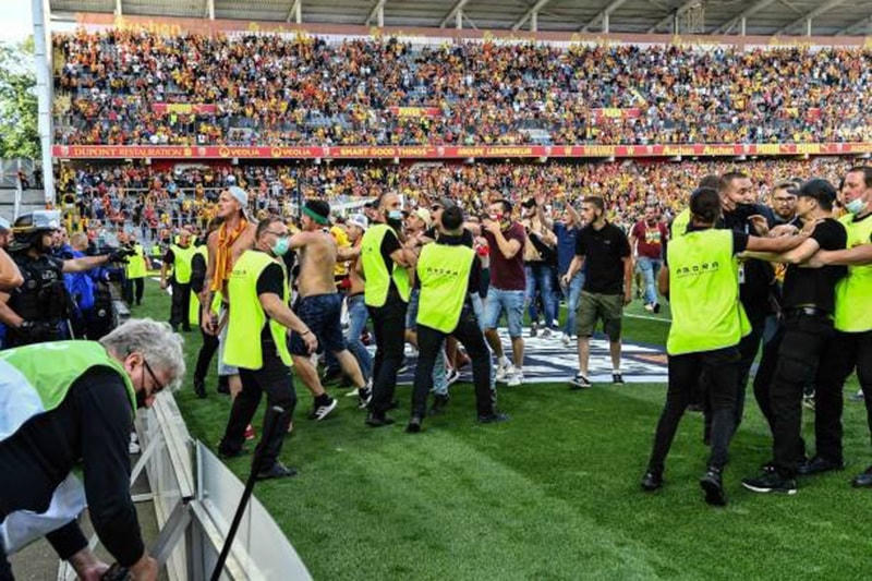 Giải Ligue 1: Cổ động viên tràn xuống sân đối đầu cảnh sát
