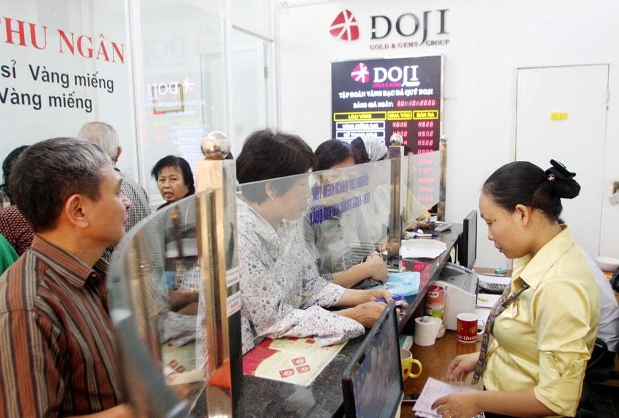 Khách hàng giao dịch vàng miếng. (Ảnh: TTXVN).