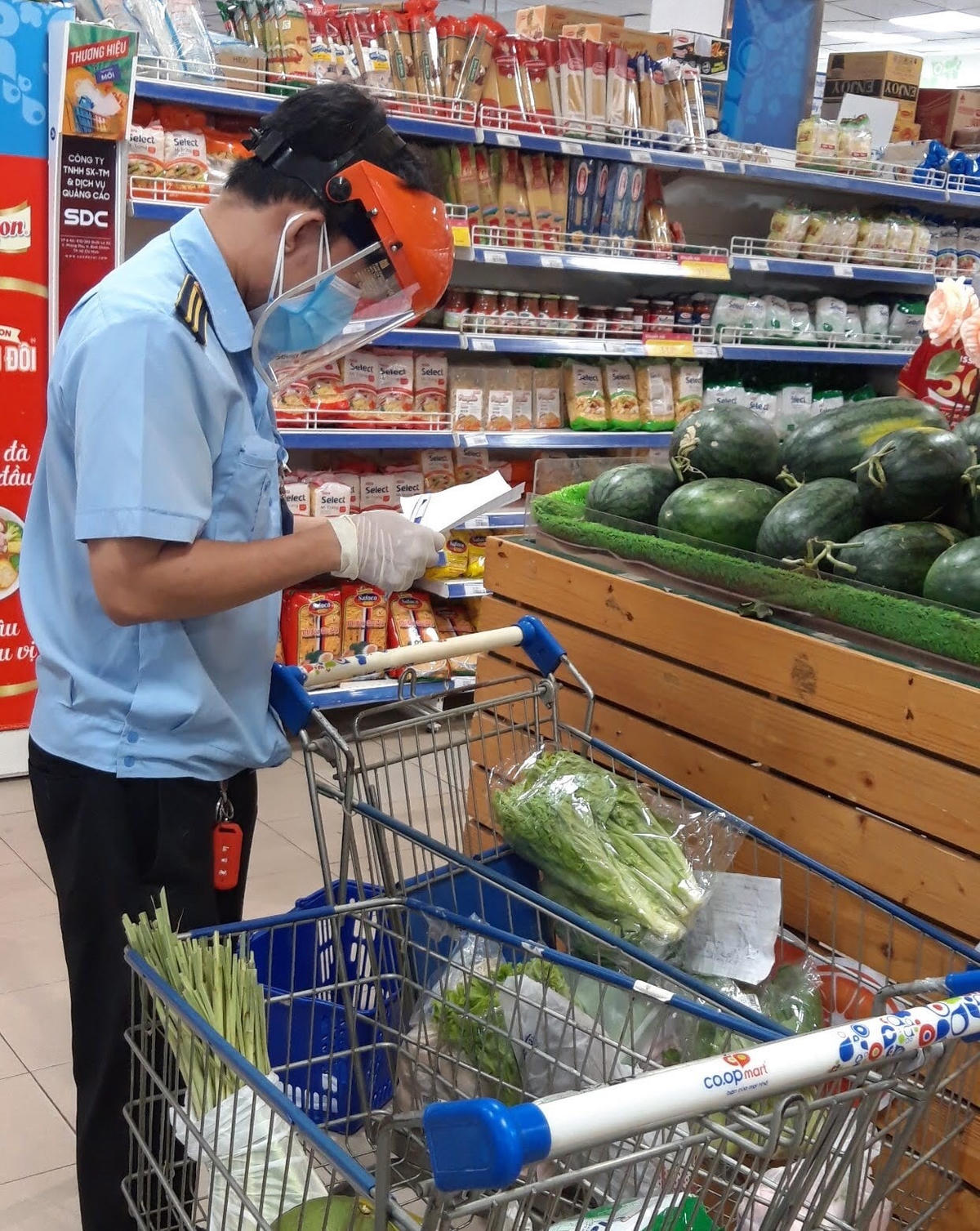 Công việc tuy tỉ mỉ, nhiều đơn hàng nhưng cũng không quá khó khăn. Nhiều cán bộ là nam giới cũng thấy thoải mái khi lựa chọn hàng hóa trong siêu thị.