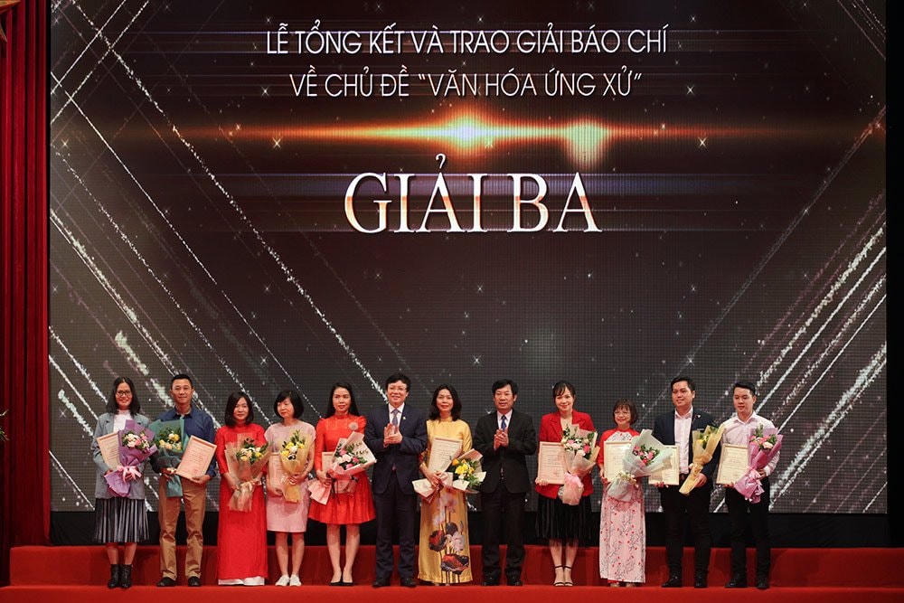 Trao giải Ba Giải báo chí Văn hóa ứng xử. Ảnh: Lê Anh Dũng.