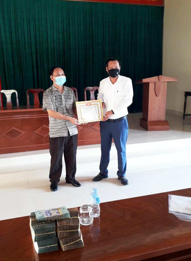 Ủy ban MTTQ Việt Nam huyện Triệu Phong (Quảng Trị) tiếp nhận 1,5 tỷ đồng từ đại diện nghệ sĩ Hoài Linh vào sáng 2/6. Ảnh do Ủy ban MTTQ Việt Nam huyện Triệu Phong cung cấp.