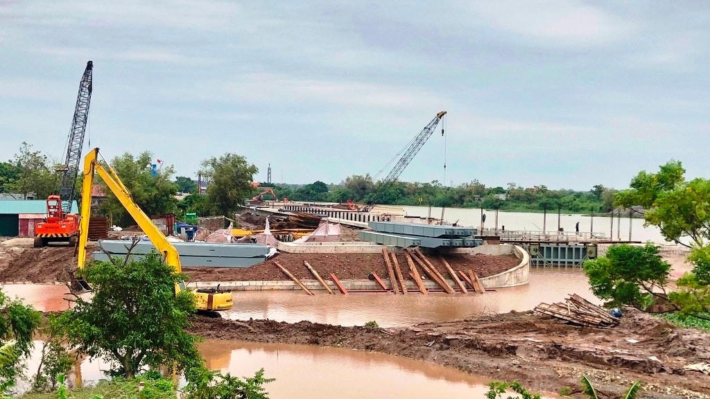 Thi công âu thuyền gây sụt lún.