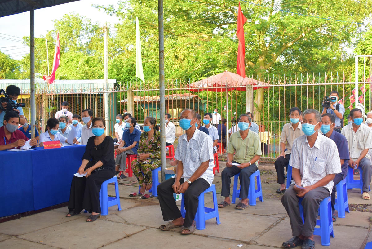 Cử tri khu vực bỏ phiếu số 5 thị trấn Mái Dầm thực hiện nghiêm giữ khoảng cách đi bầu cử.