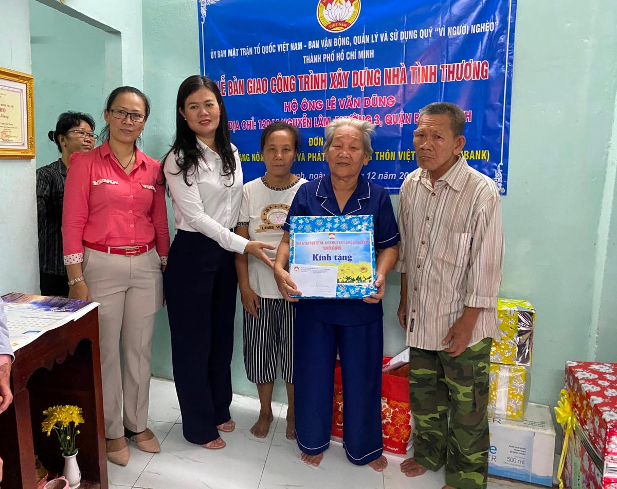 Đại diện Ủy ban MTTQ Việt Nam TP HCM bàn giao nhà tình thương tại quận Bình Thạnh.