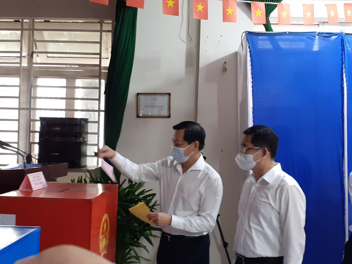 Phó Thủ tướng Lê Minh Khái bỏ phiếu.