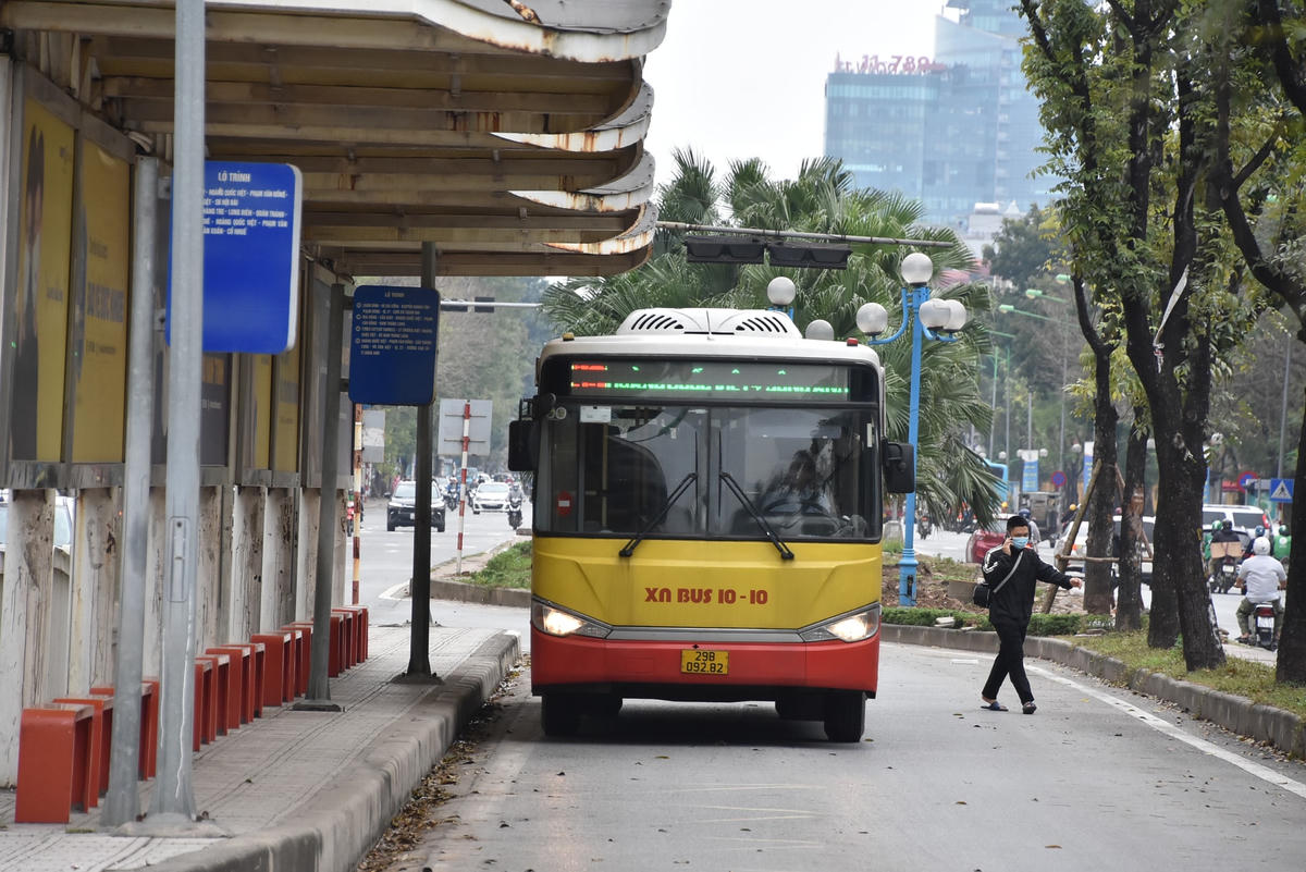 Chỉ lác đác vài hành khách lên - xuống xe.