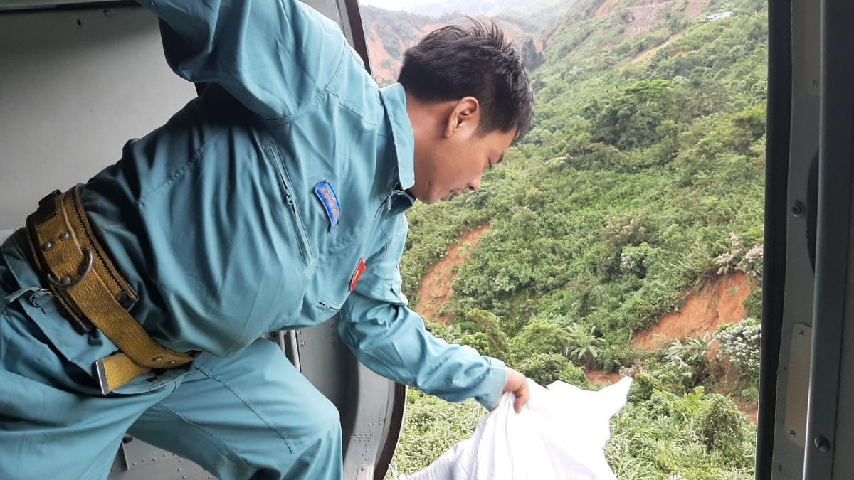 Thả lương thực tiếp tế cho người dân.