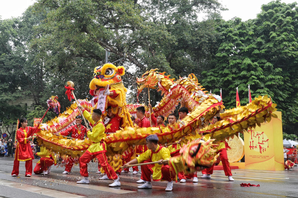 13 đội múa Rồng đua tài quanh hồ Hoàn Kiếm