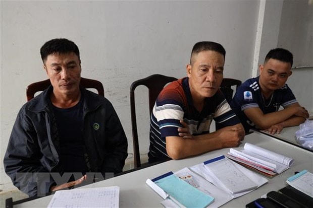Các đối tượng (từ trái qua): Hoàng Văn Phi, Đào Văn Hùng, Nguyễn Ngọc Lâm tại cơ quan điều tra. (Ảnh: Thanh Tân/TTXVN).