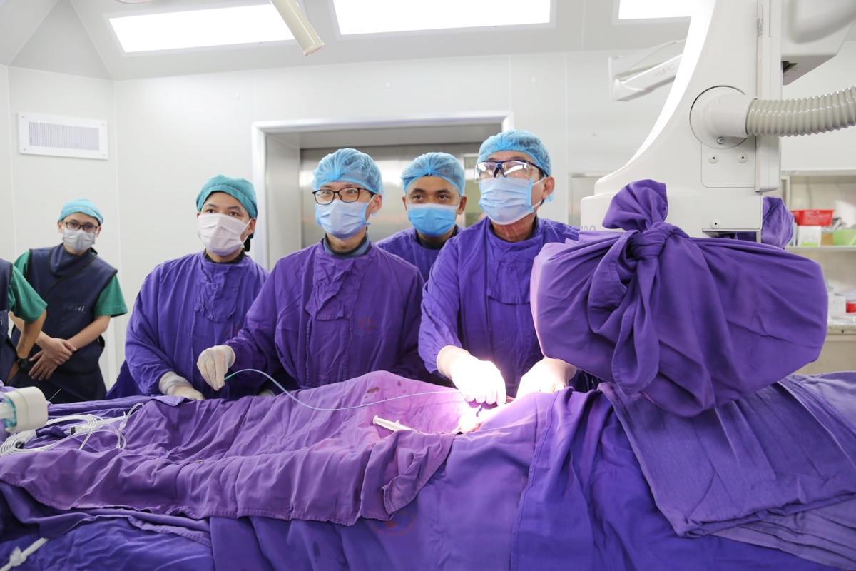 Giáo sư, Tiến sĩ Võ Thành Nhân cùng các bác sĩ Bệnh viện đa khoa tỉnh tiến hành đặt máy tạo nhịp không dây cho bệnh nhân. (Ảnh do Bệnh viện cung cấp).
