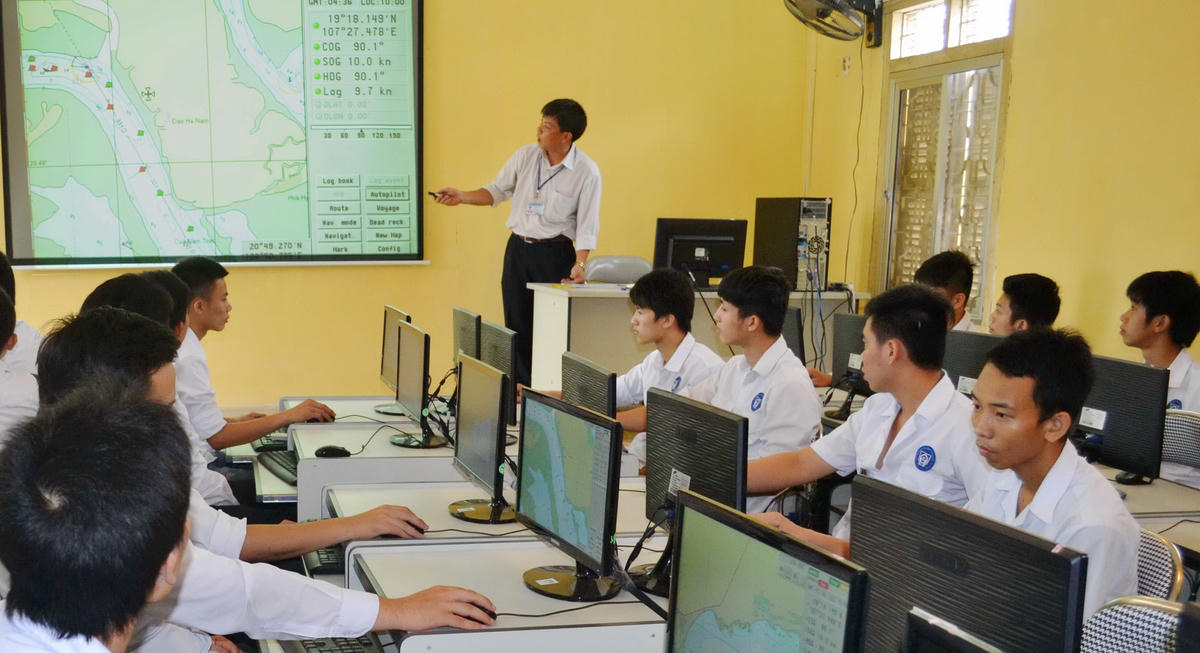 Thuyền trưởng Thái Văn Khoa trên bục giảng...