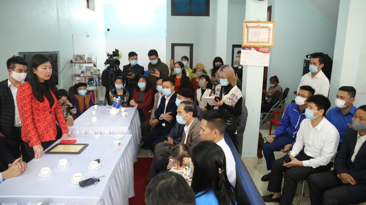 Bà Nguyễn Lan Hương, Ủy viên Thường vụ Thành ủy, Chủ tịch Ủy ban MTTQ Việt Nam TP Hà Nội đọc thư khen biểu dương anh Mạnh của Bí thư Thành uỷ Vương Đình Huệ.