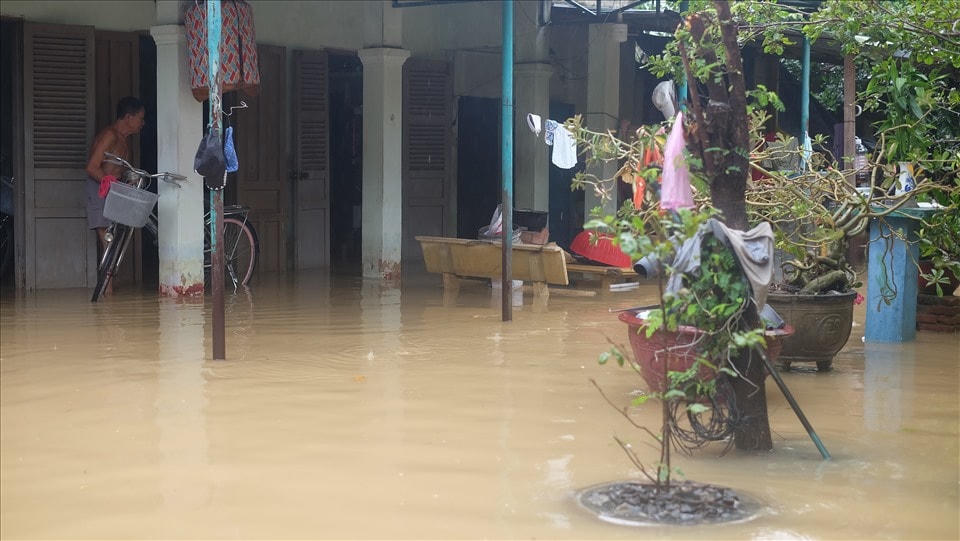 Nhà dân chìm trong biển nước. Ảnh: Lao động.