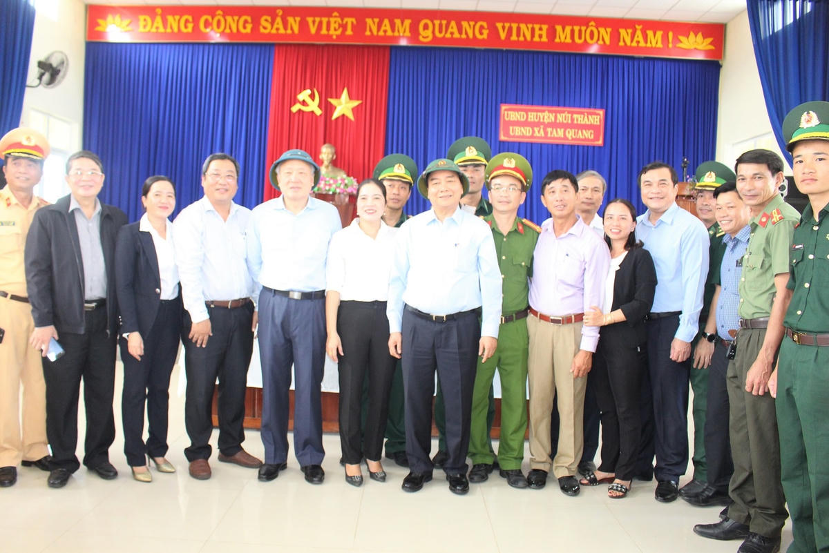 Thủ tướng Nguyễn Xuân  Phúc chụp ảnh lưu niệm bà con huyện Núi Thành.
