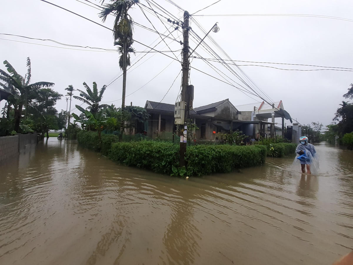 Ngày 2/4, Ban Chỉ huy Phòng chống thiên tai và Tìm kiếm cứu nạn  tỉnh Thừa Thiên – Huế cho biết, những ngày qua, tại tỉnh này đã xảy ra mưa to, mưa rất to trên diện rộng. Tổng lượng mưa phổ biến 150-400 mm, một số nơi cao hơn Nam Đông 770 mm, Lộc Tiến, Phú Lộc 520 mm, Thuỷ Yên 540mm, Tà Lương 470 mm.