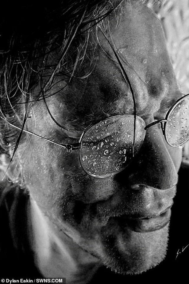 Nghệ sĩ người Mỹ Dylan Eakin (30 tuổi) có thể dành ra tới 100 tiếng đồng hồ để thực hiện những bức vẽ bằng than củi đưa lại cảm nhận siêu chân thực.
