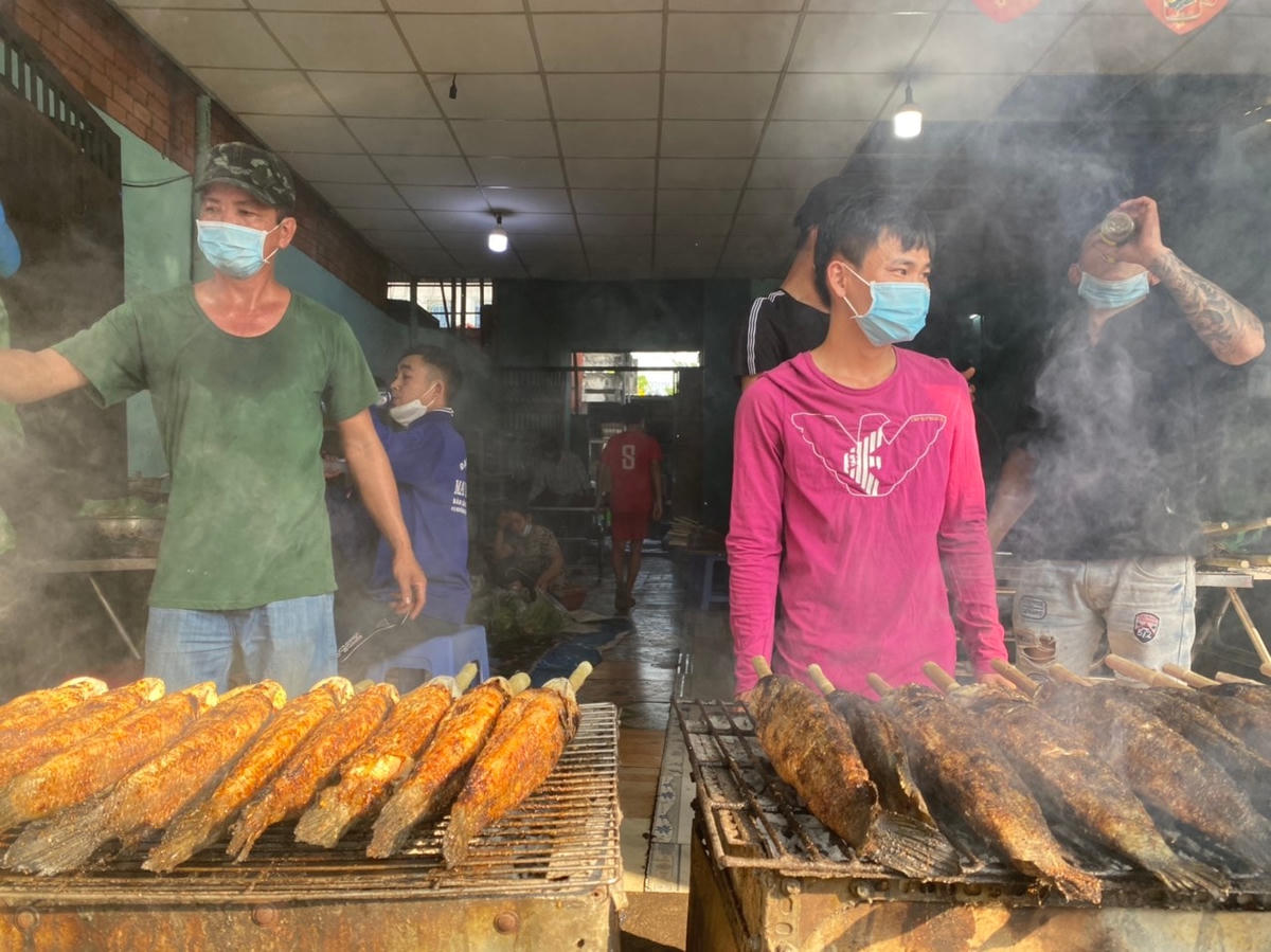 Dù vừa trải qua thời gian dịch bệnh nhưng nhiều tiệm bán cá lóc nướng cho biết nhu cầu mua của người dân không giảm, thậm chí còn tăng nhẹ.