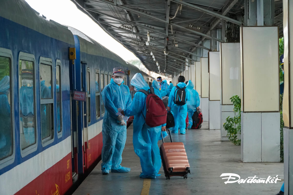 Xuất trình thẻ đi tàu cho nhân viên kiểm tra.