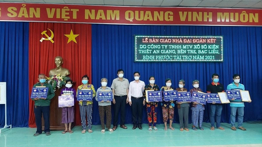 Lễ bàn giao nhà Đại Đoàn Kết cho các hộ nghèo trên địa bàn huyện Chợ Mới, tỉnh An Giang.