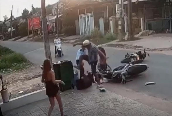 Hình ảnh Lê Tấn Thành đạp thẳng vào mặt nữ sinh V. sau khi vụ va chạm giao thông xảy ra.