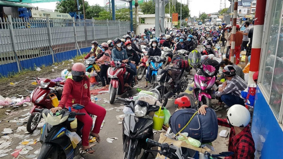 Người dân về quê tự phát ở các tỉnh miền Tây.
