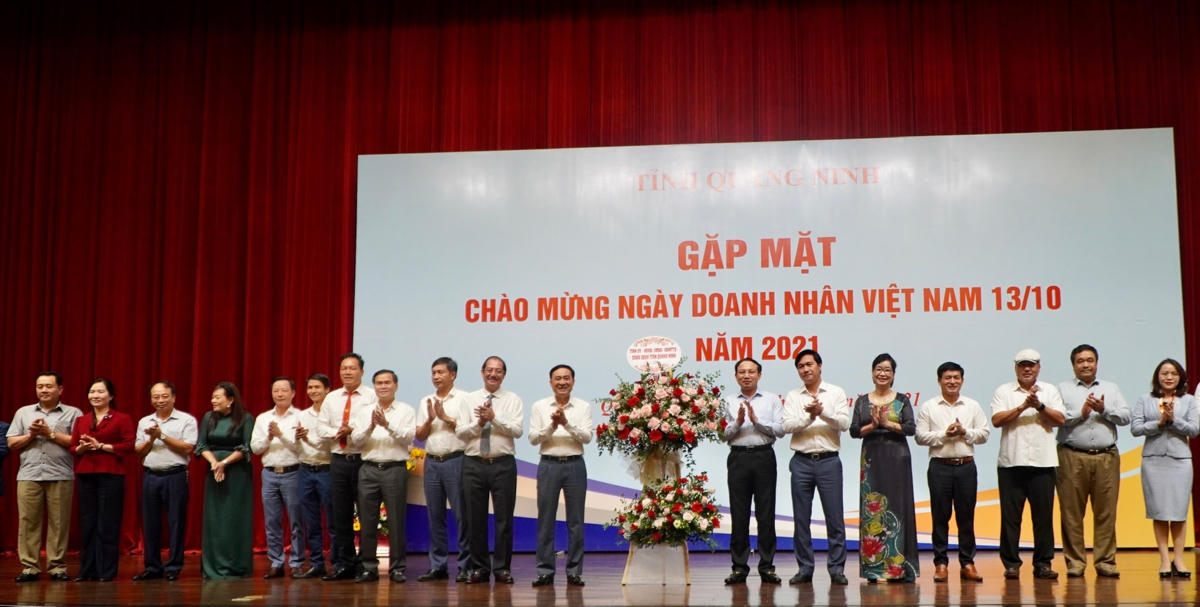 Lãnh đạo tỉnh Quảng Ninh tặng hoa chúc mừng doanh nghiệp, doanh nhân nhân Kỷ niệm Ngày Doanh nhân Việt Nam (13-10).