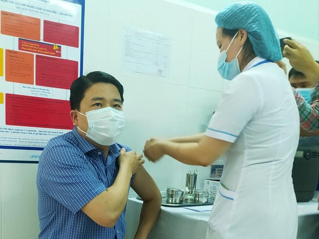 Lực lượng tuyến đầu chống dịch ở Quảng Nam được tiêm ngừa vaccine.  
