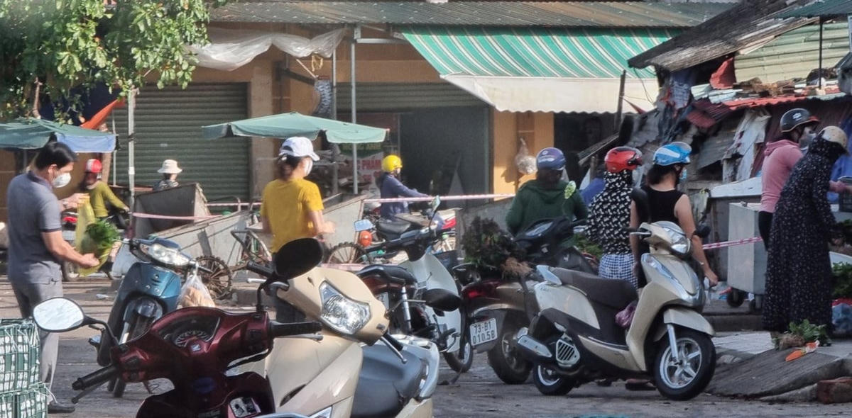 Người dân tụ tập mua bán ở chợ Ga, sáng ngày 5/9.