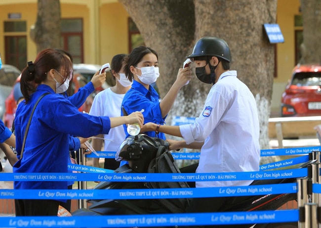 Bộ GDĐT đề nghị các Sở GDĐT tiếp tục thực tiếp nhận, tạo điều kiện cho học sinh học tập tại nơi cư trú do dịch Covid-19.