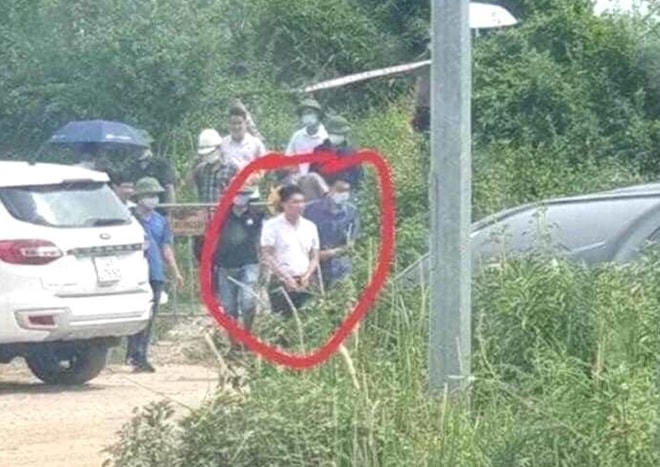 Công an áp giải đối tượng Cao Tài Năng ra hiện trường.