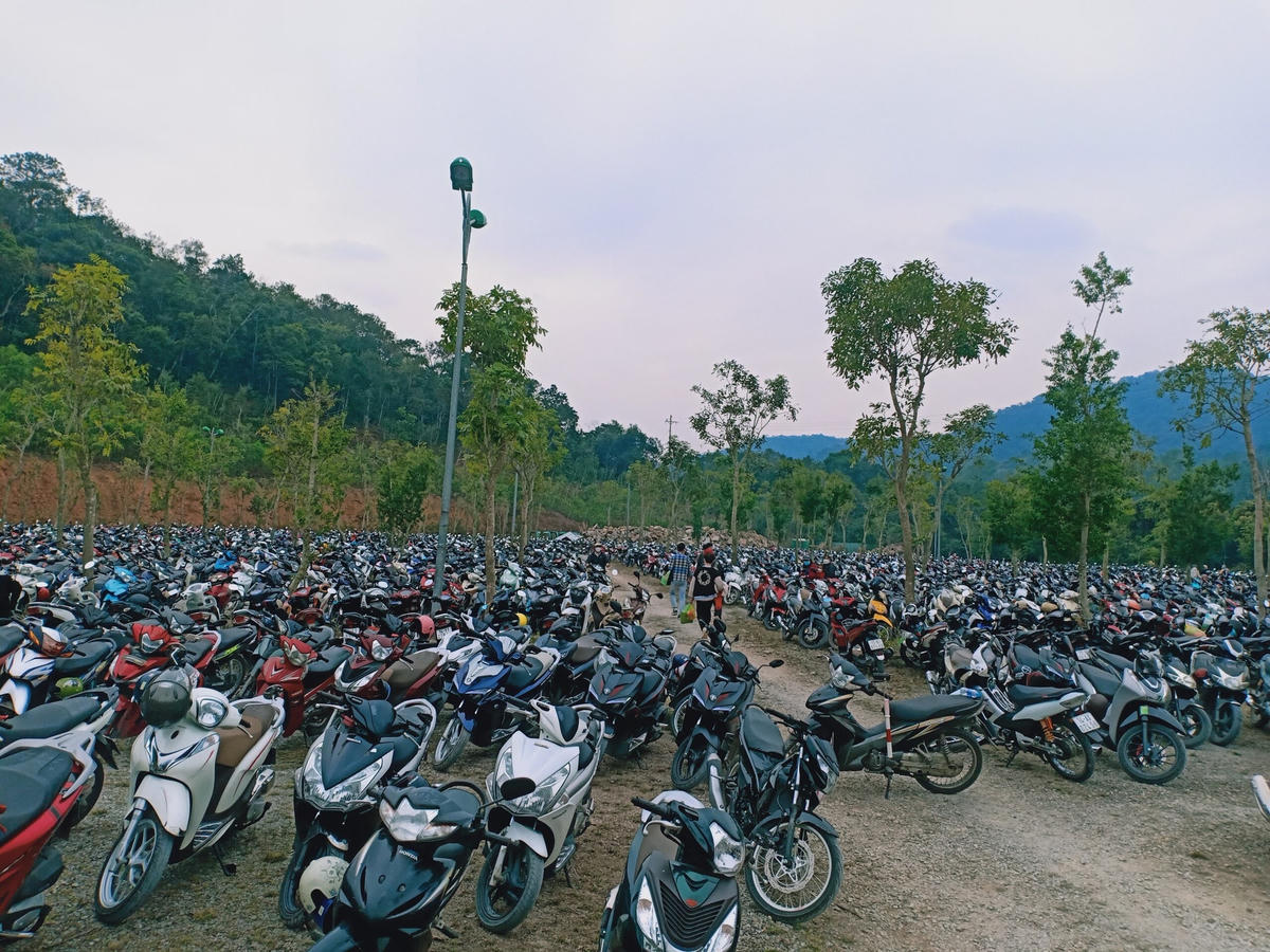 Mỗi ngày có hàng ngàn du khách xếp hàng chờ lên cáp treo, tại các bãi xe luôn chật kín.