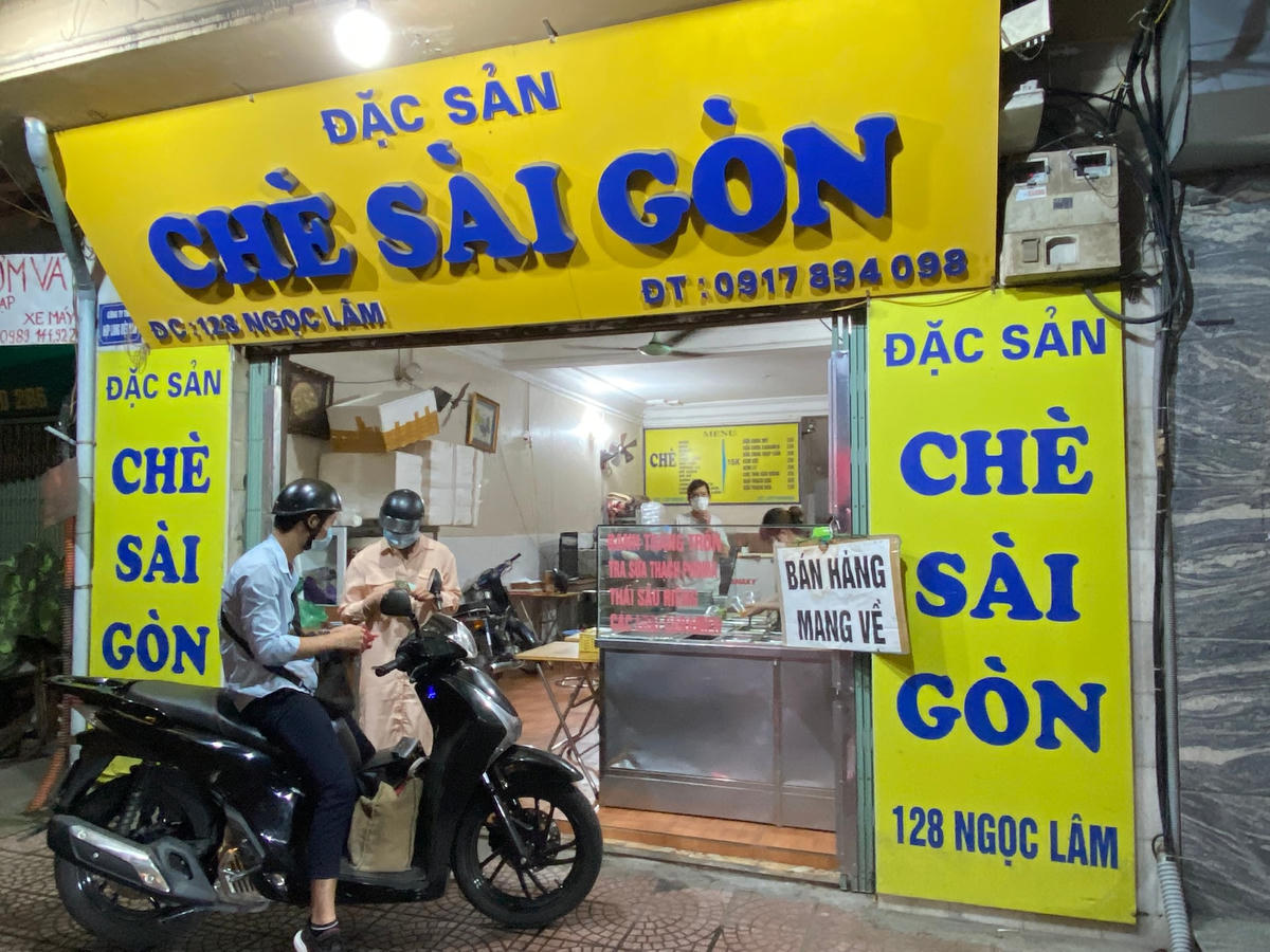 Anh Phạm Văn Công, khách mua hàng cho biết: “Khi Hà Nội thực hiện giãn cách xã hội thì vợ em lại đang mang bầu, mà khi người bầu thì thèm ăn đủ thứ, em phải học trên mạng để nấu cho vợ ăn để bớt nghén nên rất vụng về. Cũng may các hàng quán đã được kinh doanh bán hàng mang về em liền đi mua những món mà vợ thích mà em không nấu được".
