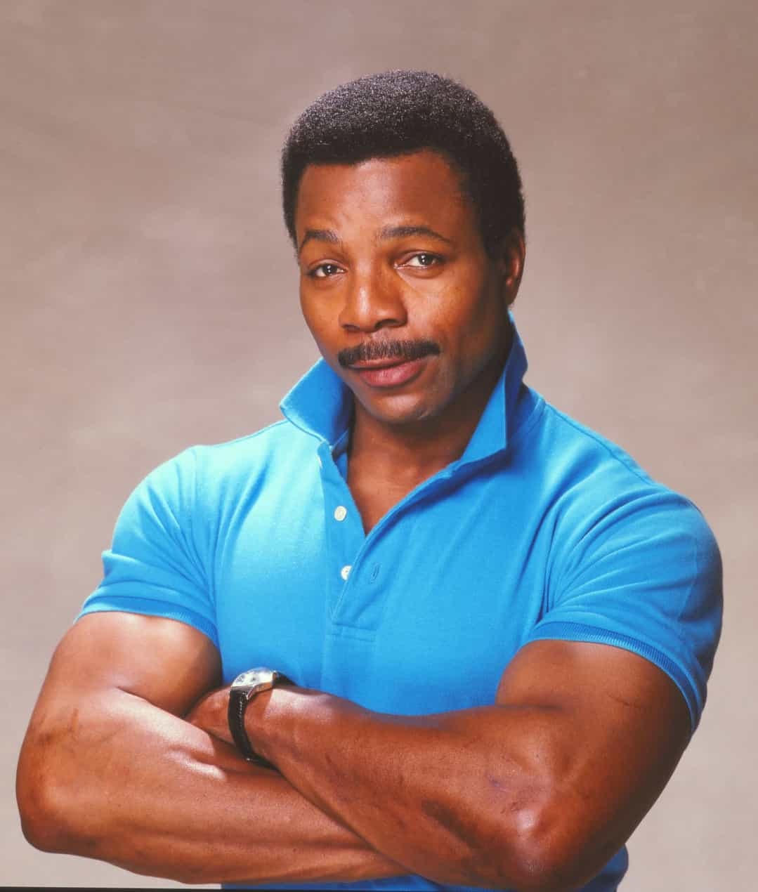Carl Weathers được nhớ đến nhiều nhất với cái tên Apollo Creed, nhưng xuất thân của anh thực sự không phải là quyền anh. Carl Weathers trên thực tế là một người lót đường.  