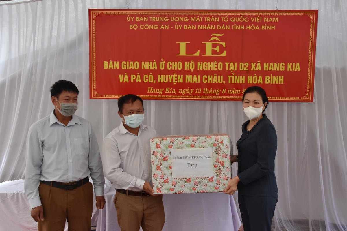 Phó Chủ tịch Trương Thị Ngọc Ánh tặng quà cho Uỷ ban MTTQ Việt Nam 2 xã Hang Kia, Pà Cò.