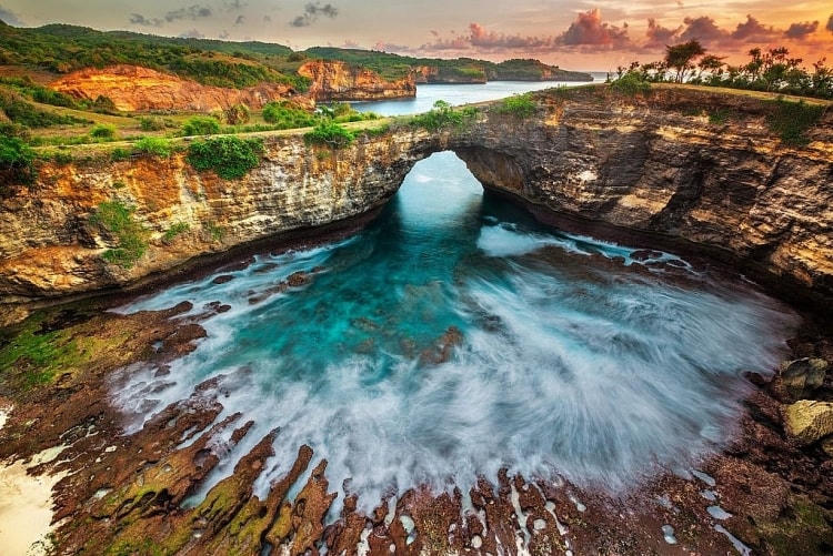 Bãi biển bí ẩn hoang sơ dưới hang động