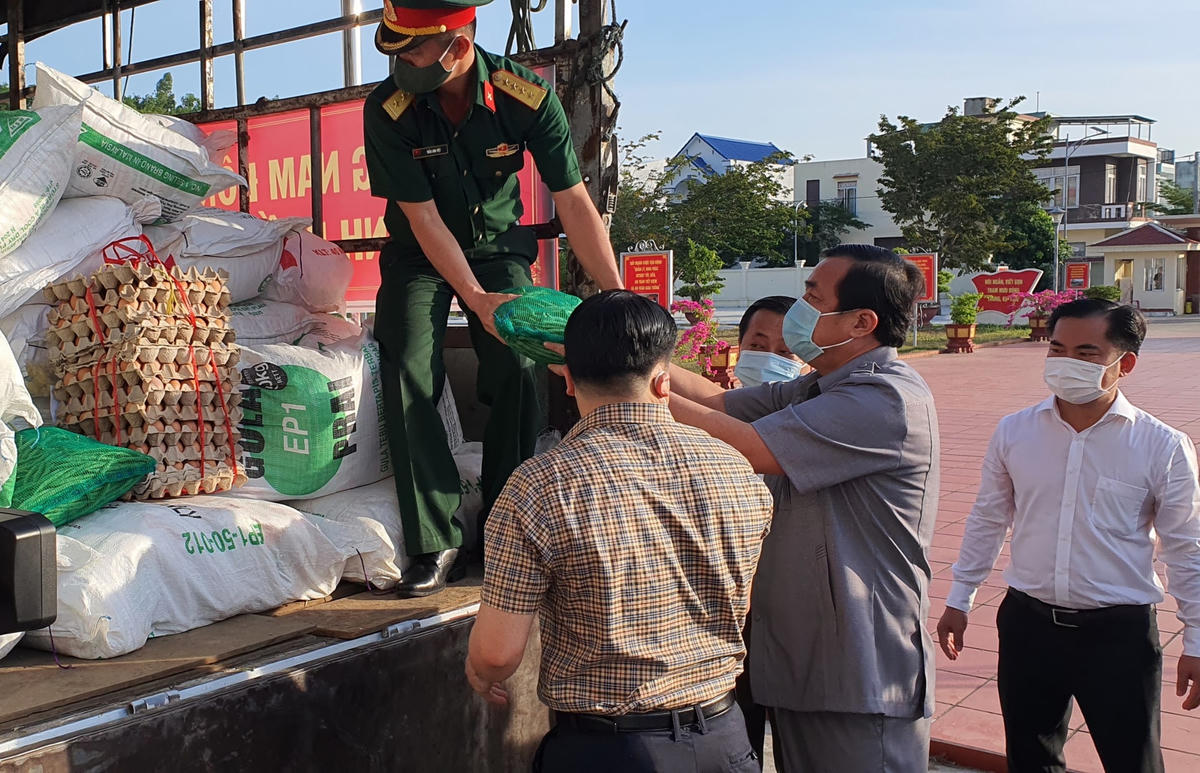 Bí thư Tỉnh ủy cùng lãnh đạo tỉnh đích thân chất lương thực lên xe chở ra Đà Nẵng giúp bà con.