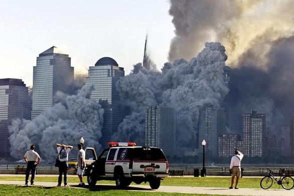 Phần còn lại của WTC, tháp Bắc bốc khói nghi ngút sau khi tháp Nam sập. Ảnh: Reuters.