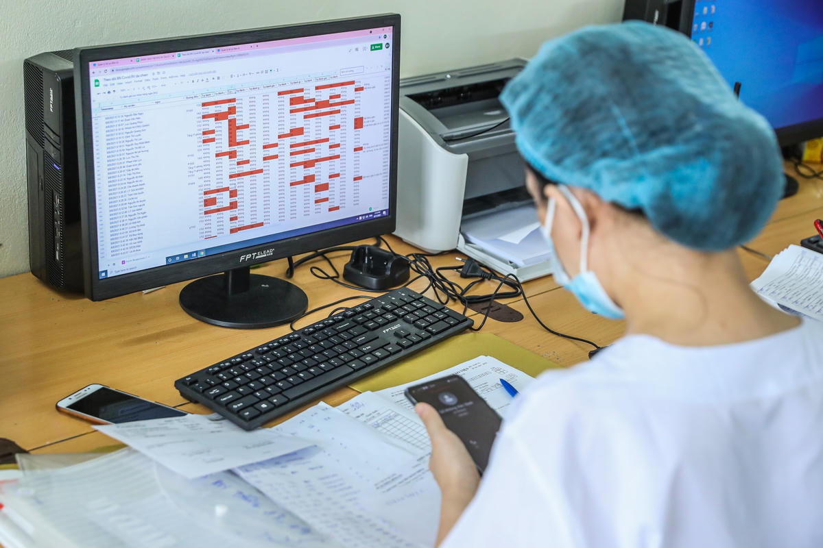 Y bác sĩ liên tục cập nhật thông tin sức khoẻ vào hệ thống và bệnh án.