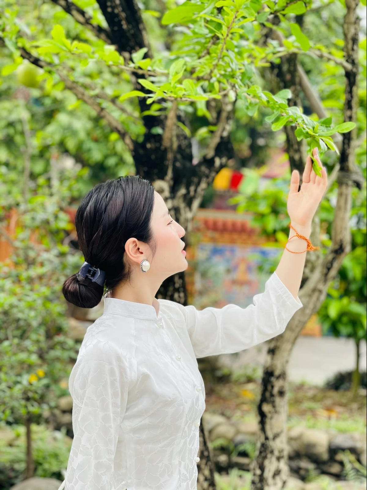 Ngoài những hình ảnh xinh đẹp, bạn gái tin đồn lần này của Quang Hải còn gây ấn tượng bởi sở thích đi làm từ thiện.