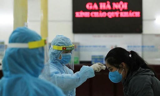 Đo thân nhiệt cho hành khách trên các chuyến tàu.