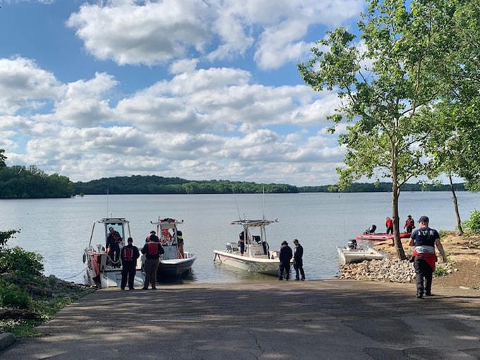 Máy bay rơi xuống hồ Percy Priest ở Smyrna, Tennessee.  