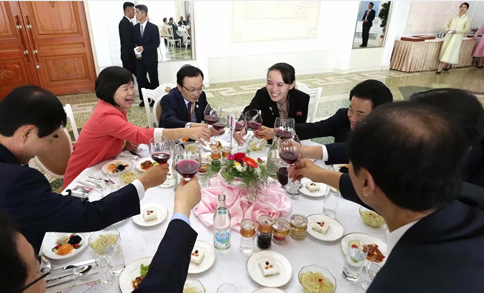 BBC gọi Kim Yo-jong là "vũ khí bí mật của Triều Tiên" và "Nữ hoàng PR của Bình Nhưỡng" qua cách cô khơi dậy sự đồng cảm của truyền thông Hàn Quốc khi cô đến Seoul. Trong ảnh: Kim Yo-jong ngồi cùng các thành viên của một phái đoàn Hàn Quốc trong bữa trưa tại nhà hàng mì lạnh Okryukwan ở Bình Nhưỡng, năm 2018.