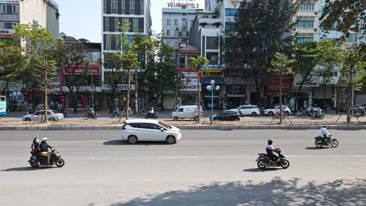 Theo Sở GTVT TP Hà Nội, việc điều chỉnh kích thước dải phân cách giữa mở rộng mặt đường Hoàng Quốc Việt nhằm cải thiện tình trạng ùn tắc giao thông, tạo thuận lợi cho người và phương tiện di chuyển, nâng cao chất lượng cuộc sống của người dân và tạo cảnh quan đô thị.