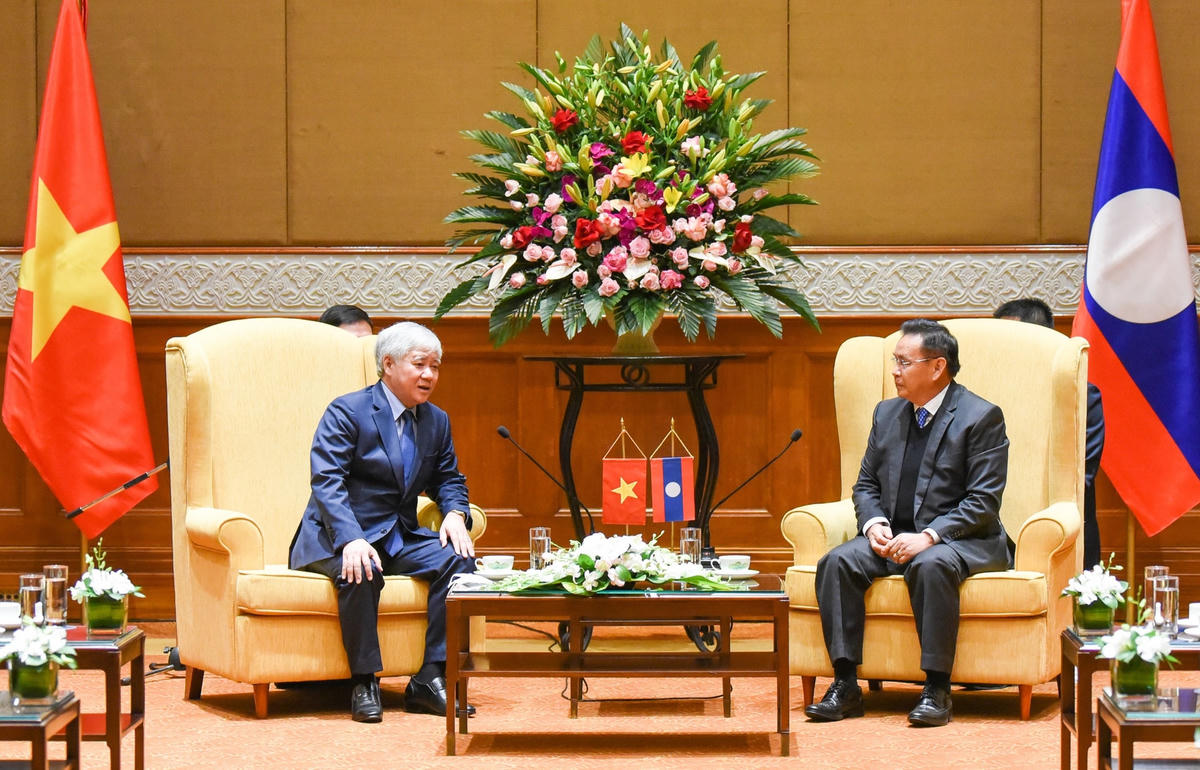  Ông Đỗ Văn Chiến, Bí thư Trung ương Đảng, Chủ tịch UBTƯ MTTQ Việt Nam trao đổi với ông Saysomphone Phomvihane, Ủy viên Bộ Chính trị Đảng Nhân dân Cách mạng Lào, Chủ tịch Quốc hội CHDCND Lào.