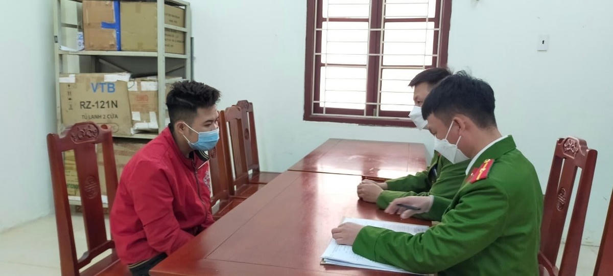 Dằn đối mặt với Công an thật tại cơ quan điều tra.